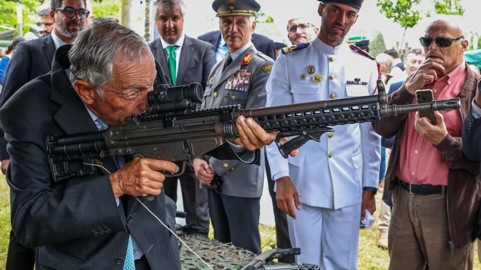 PR-MarceloRebeloDeSousa-ComArma.jpg