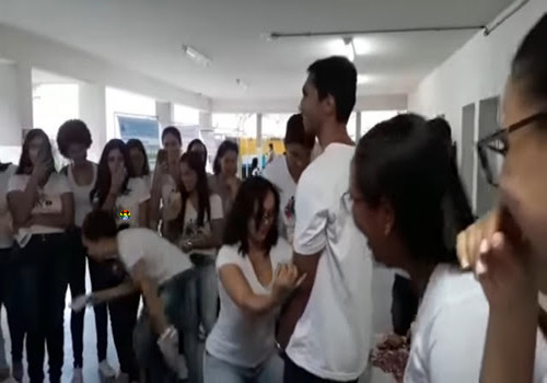 HD Professora ensina a colocar preservativo com a 
