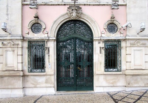 Fig. 6 - Portal e ventanas. Gradaria de ferro forj Fig. 6 - Portal e ventanas. Gradaria de ferro forj