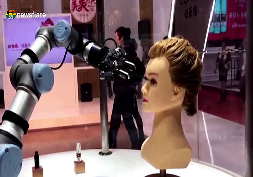 HD Robot assistente de make up.jpg