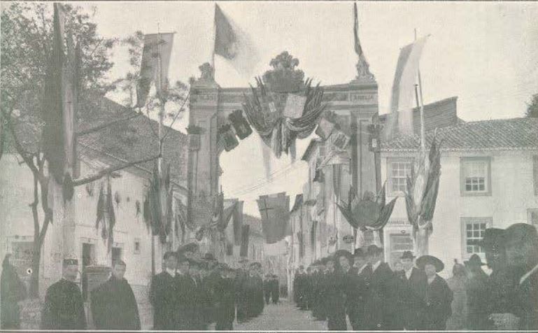 aspeto de uma das ruas decoradas para receber os r