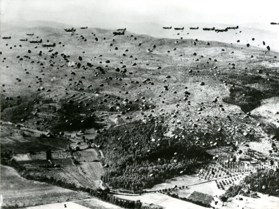 parachutage-d-hommes-et-de-materiels-depuis-des-av