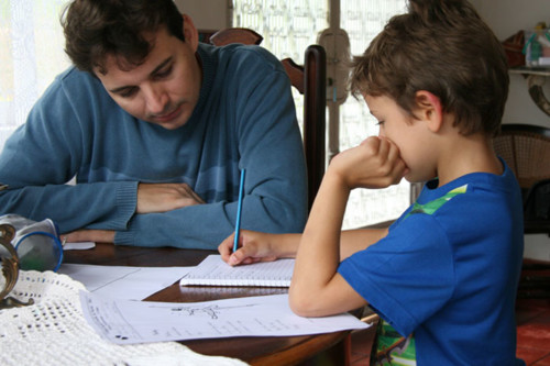 pai-e-filho-estudando.jpg