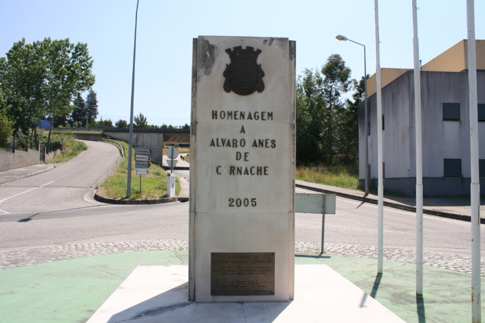 Cernache. Monumento a Alvaro Anes a.JPG