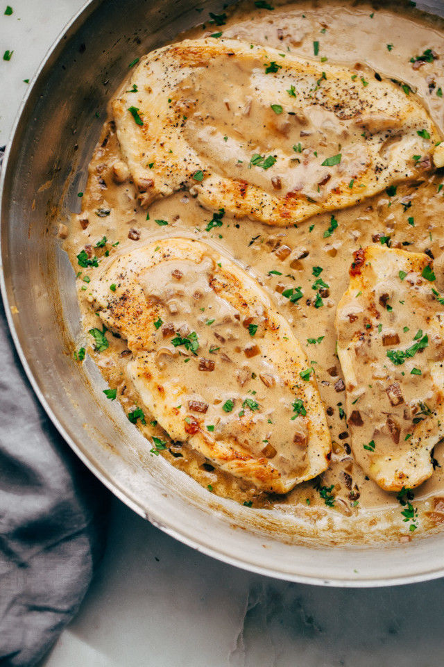 Peitos De Frango Com Molho De Cebola Caramelizada O Jantar