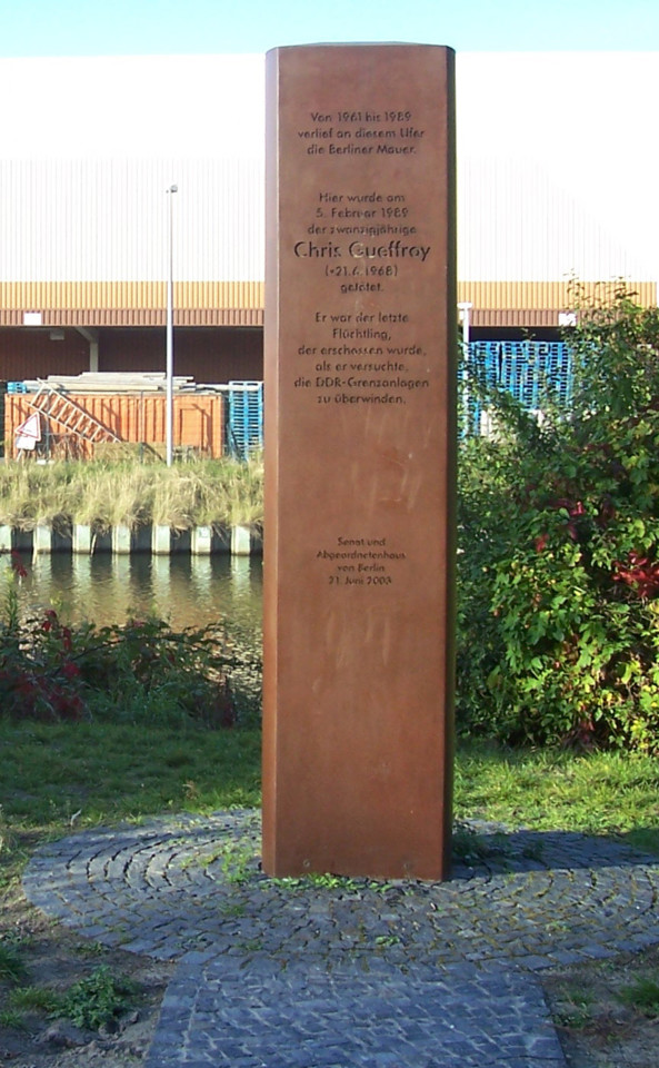 Chris_Gueffroey_Stele_Berlin.jpg