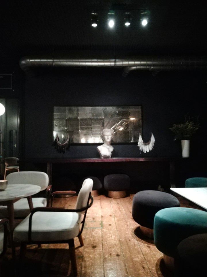 Le Consulat: Arts and Drinks