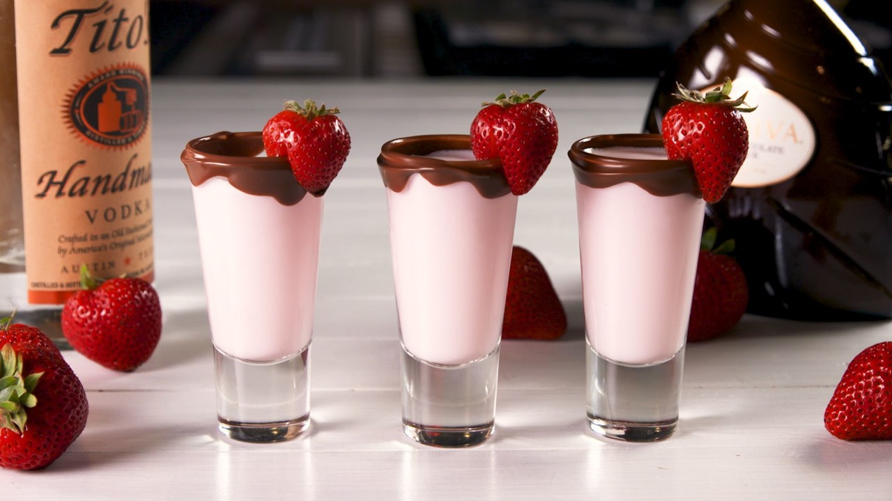 delish-chocolate-covered-strawberry-shooters-still