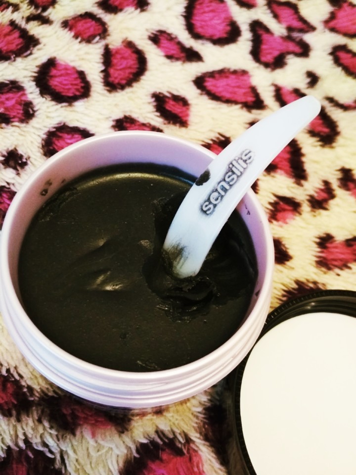 Na Pele do Triptofano: Sensilis Skin Delight Revitalizing Black Exfoliator
