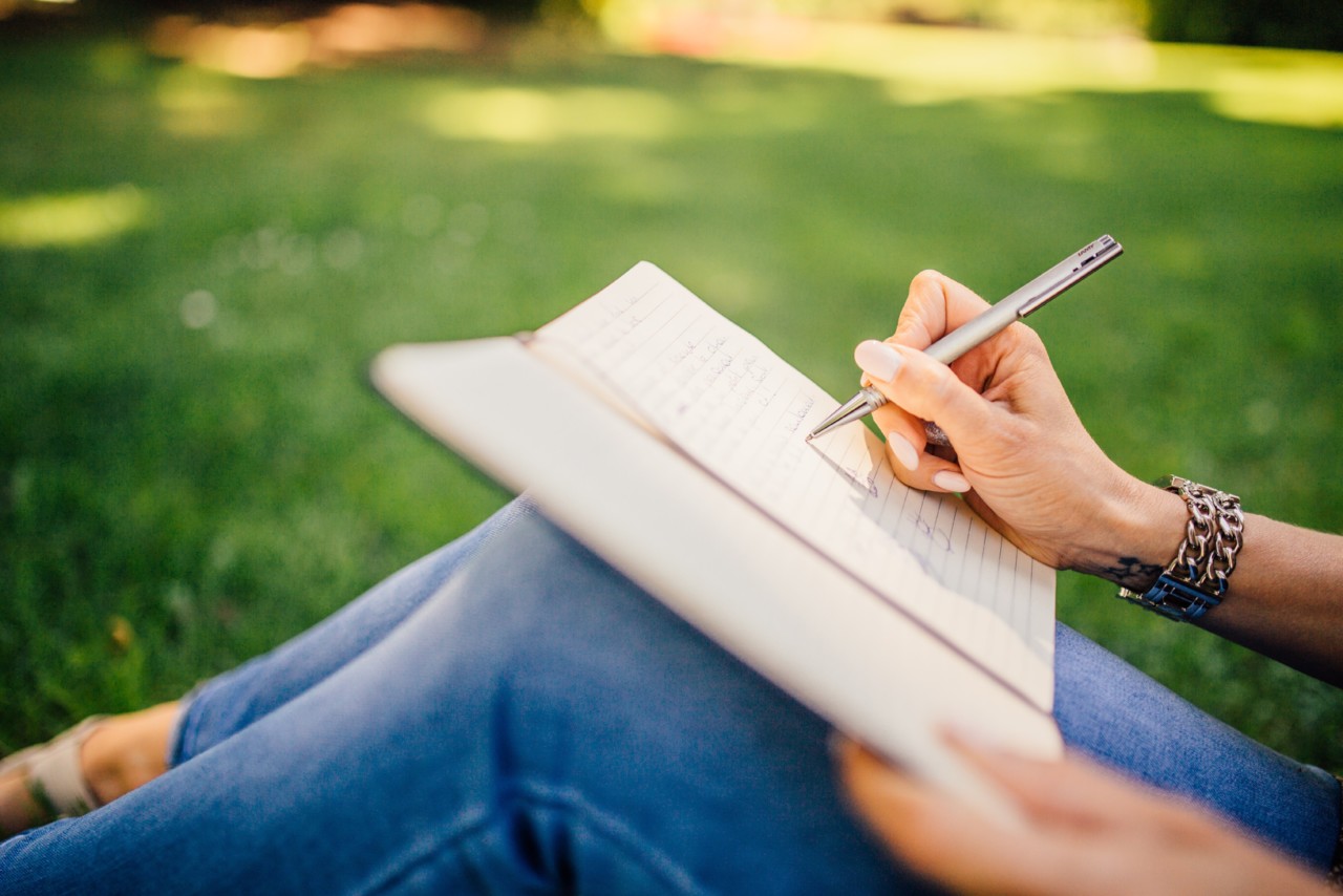 hand-notebook-outdoors-34072.jpg