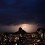 Vista do P&atilde;o de A&ccedil;&uacute;car com raios e chuva ao red