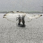 Pescador debaixo chuva intensa em Kochi, Índia