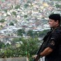 Alem&atilde;o - Policial do Bope patrula o Morro da Caix
