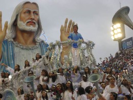 Carnaval - Roberto Carlos desfilendo no Sambódrom