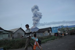 Vulcão Monte Sinabung, Sumatra do Norte, Indonés