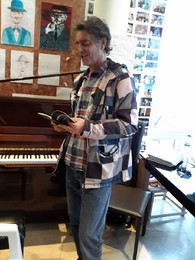 v&iacute;tor poesia pela paz.jpg