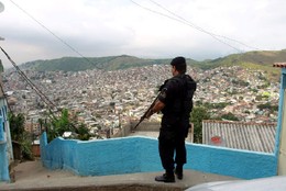 Alem&atilde;o - Policial olha as casas do Complexo da Pe